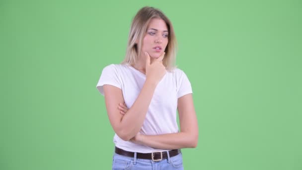 Stressé jeune femme blonde penser et regarder en bas — Video