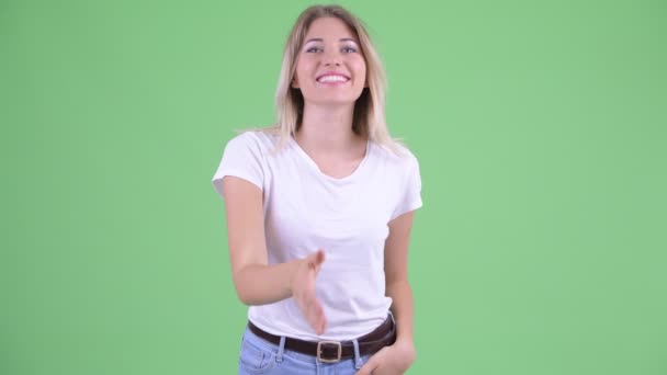 Jovem feliz bela mulher loira dando aperto de mão — Vídeo de Stock