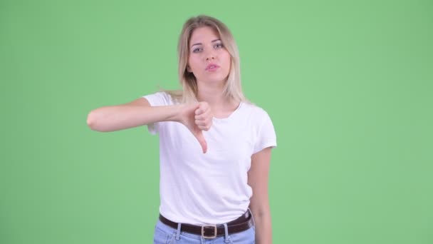 Θυμωμένος νεαρός ξανθιά γυναίκα δίνοντας τους αντίχειρες προς τα κάτω — Αρχείο Βίντεο