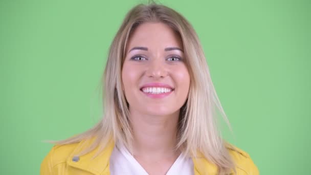 Face of happy young rebellious blonde woman smiling — Stock Video