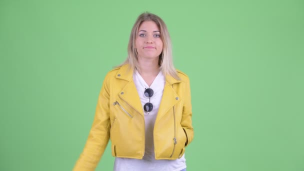 Boze jonge rebelse blonde vrouw die duimen naar beneden geeft — Stockvideo