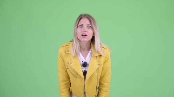 Benadrukte jonge rebelse blonde vrouw die slecht nieuws krijgt — Stockvideo
