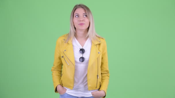 Happy young rebellious blonde woman talking to camera — Stock Video