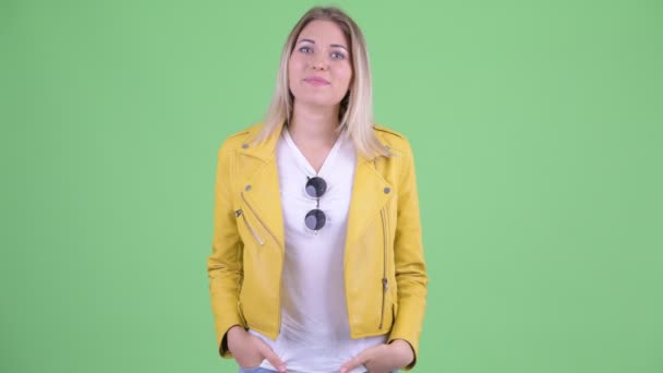 Happy young rebellious blonde woman presenting something — Stock Video