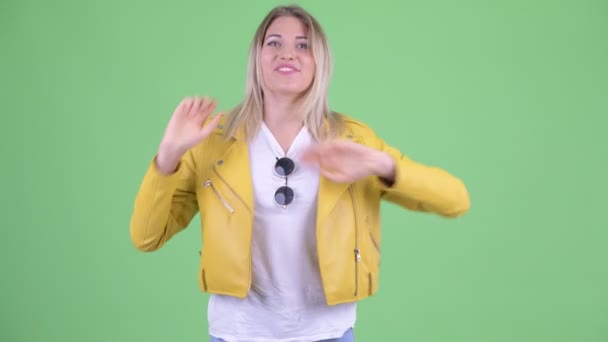 Lycklig ung rebelliska blond kvinna pratar och ser upphetsad — Stockvideo