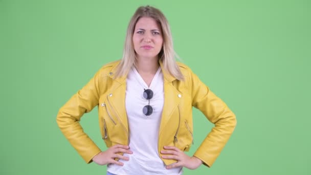 Arg ung rebelliska blond kvinna pratar och klagar — Stockvideo