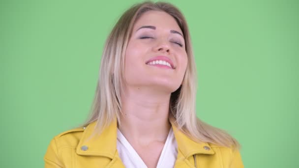 Visage de jeune femme blonde rebelle heureuse relaxant les yeux fermés — Video