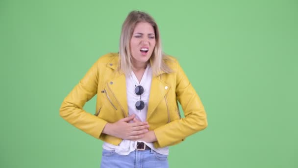 Стресс молодой бунтарской блондинки, страдающей от боли в животе — стоковое видео
