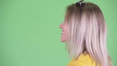 Mutlu genç asi sarışın kadın gülümseyen Closeup profil görünümü