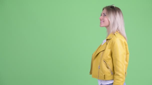 Mutlu genç asi sarışın kadın gülümseyen profil görünümü — Stok video