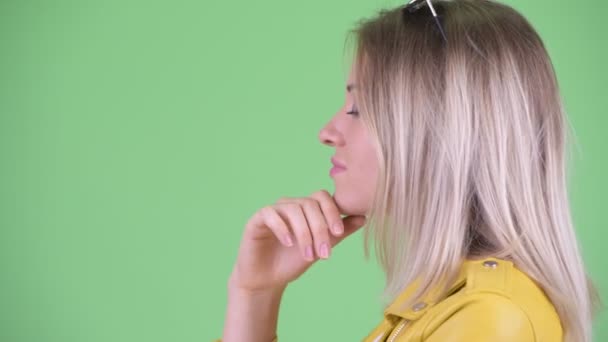 Nahaufnahme Profil Ansicht der glücklichen jungen rebellischen blonden Frau denken — Stockvideo