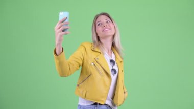 Mutlu genç asi sarışın kadın selfie çekerken
