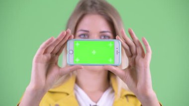 Telefon gösterirken düşünen mutlu genç asi sarışın kadının yüzü