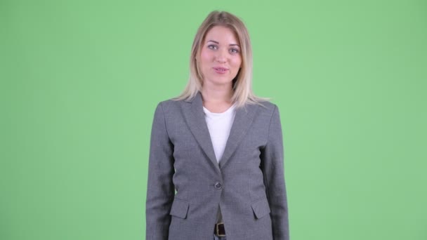 Gelukkige jonge mooie blonde zakenvrouw glimlachend — Stockvideo
