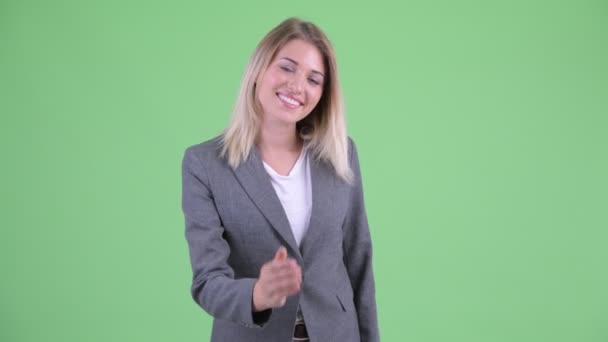 Joyeux jeune belle femme d'affaires blonde donnant poignée de main — Video