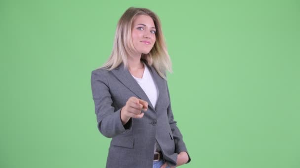 Lycklig ung vacker blond affärs kvinna pekar på kameran — Stockvideo