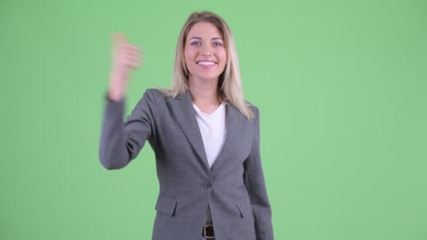Ευτυχισμένος νέος όμορφη ξανθιά επιχειρηματίας δίνοντας αντίχειρες επάνω — Αρχείο Βίντεο
