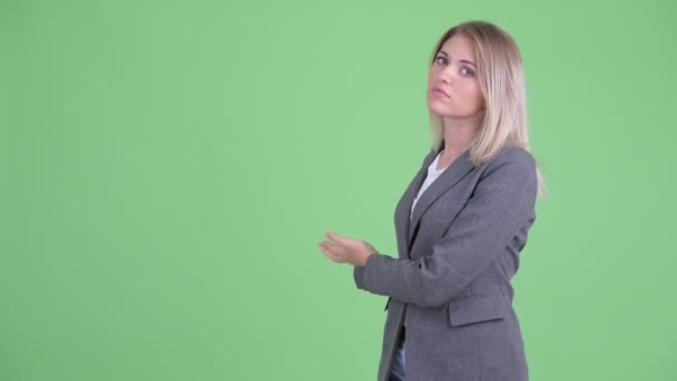 Estressado jovem loira empresária mostrando para as costas — Vídeo de Stock