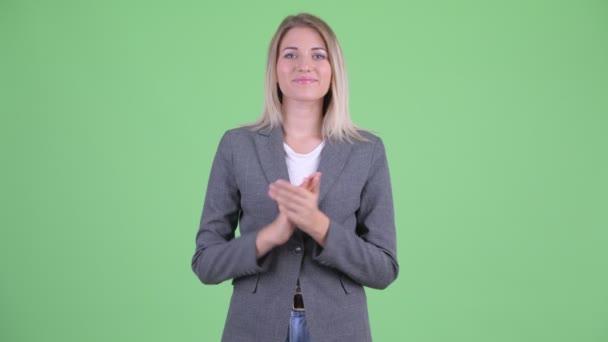 Jovem mulher de negócios loira feliz batendo palmas — Vídeo de Stock