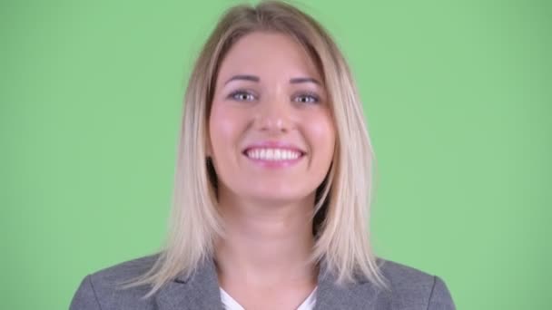 Rostro de feliz joven rubia empresaria asintiendo con la cabeza sí — Vídeo de stock