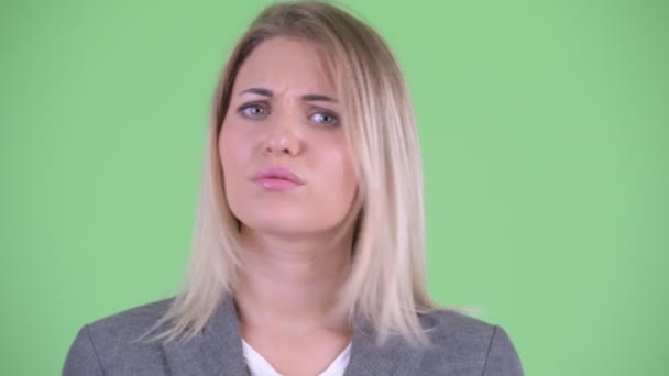 Tvář vážné mladé blondýny pokyvující hlavou ne — Stock video