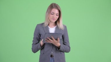 Mutlu genç sarışın işkadını dijital tablet kullanırken düşünme