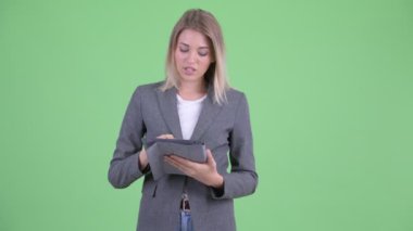 Mutlu genç sarışın iş kadını dijital tablet ile sunan