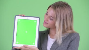 Mutlu genç sarışın işkadını gösteren dijital tablet yüz