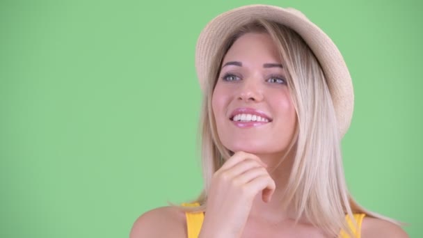 Visage de jeune femme touristique blonde heureuse pensant et levant les yeux — Video