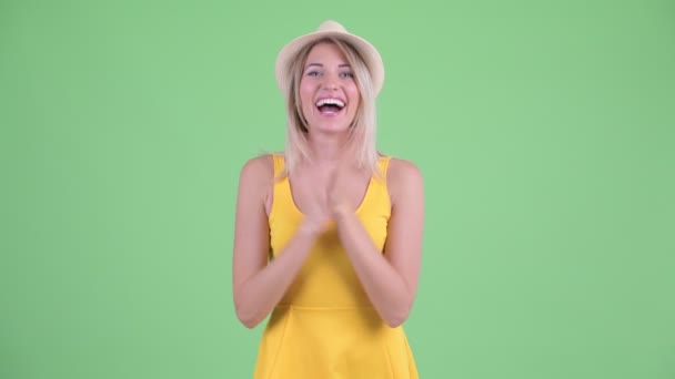 Happy young blonde tourist woman clapping hands — Stock Video