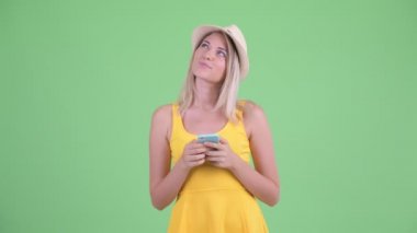 Telefon kullanırken düşünme Mutlu genç sarışın turist kadın