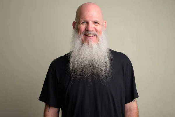 Happy mature bald man with long gray beard smiling and laughing — Stock Photo, Image