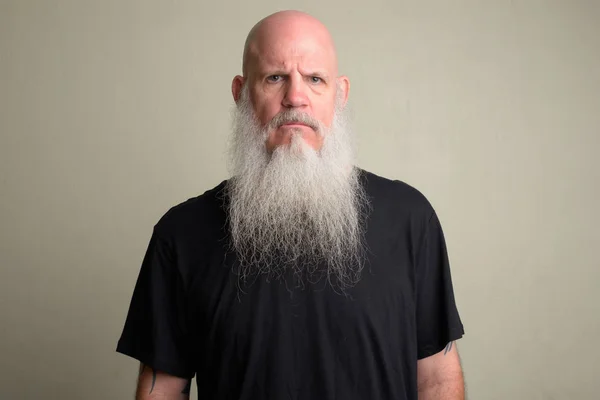 Vzteklý, zralý holohlavý muž s dlouhými šedými vousy — Stock fotografie