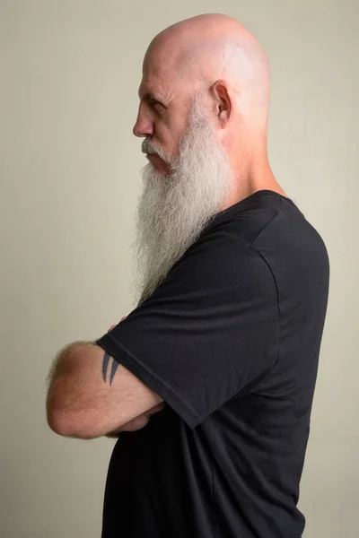 Pohled na profil zralých plešatého muže s dlouhými šedými vousy — Stock fotografie