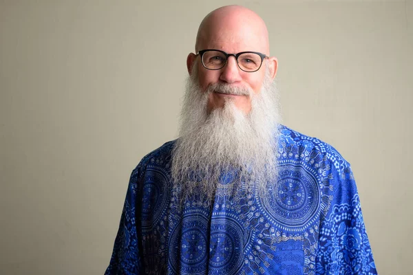 Uomo maturo calvo con lunga barba grigia che indossa occhiali da vista — Foto Stock