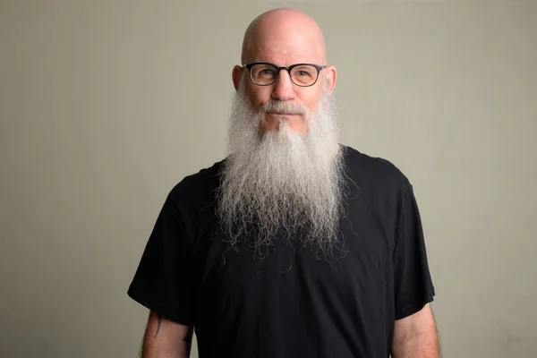 Dospělý holohlavý muž s dlouhými šedými vousy na brýlích — Stock fotografie
