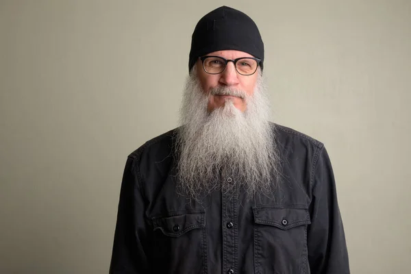 Зрелый мужчина с длинной седой бородой в очках — стоковое фото