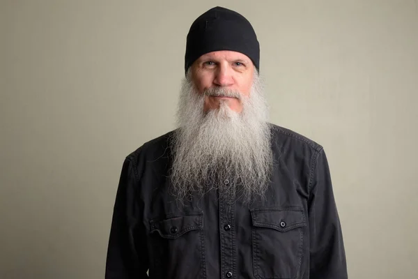Зрелый мужчина с длинной седой бородой в шапочке-шапочке — стоковое фото