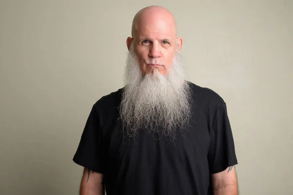 Dospělý holohlavý muž s dlouhými šedými vousy — Stock fotografie