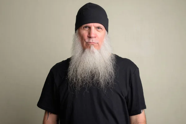 Grave uomo maturo con lunga barba grigia con cappello beanie — Foto Stock