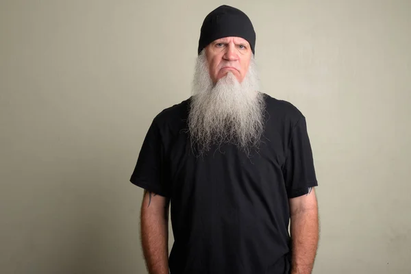 Arrabbiato uomo maturo con lunga barba grigia con cappello beanie — Foto Stock