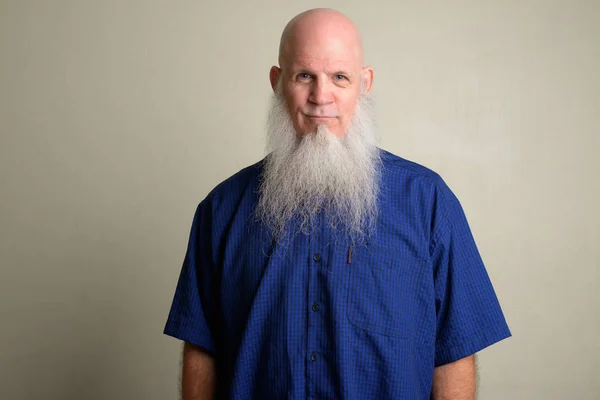 Érett kopasz férfi hosszú szürke szakálla — Stock Fotó