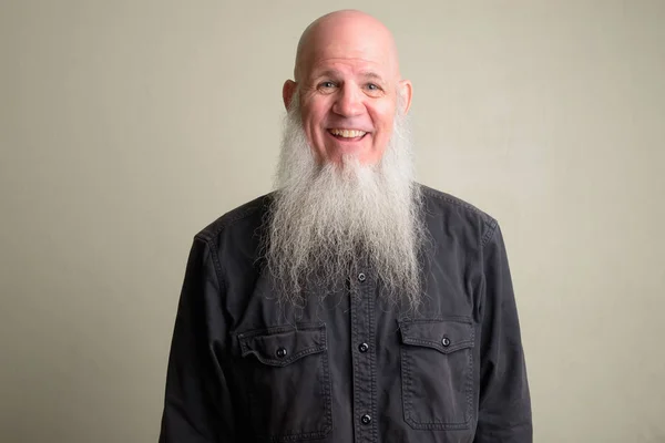 Gelukkig volwassen kale man met lange grijze baard glimlachend en lachen — Stockfoto