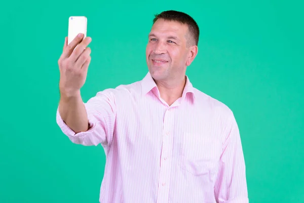 Retrato de feliz maduro macho empresário tomando selfie — Fotografia de Stock