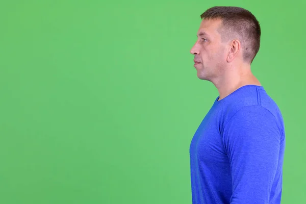 Profile view of macho mature man with blue shirt — Stock Photo, Image