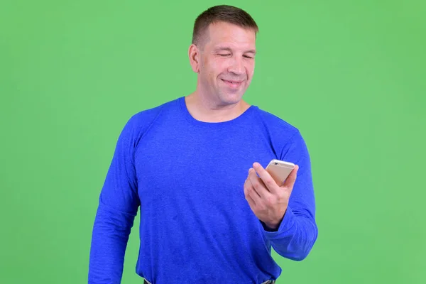 Portrét šťastného mužného muže, který používá telefon — Stock fotografie