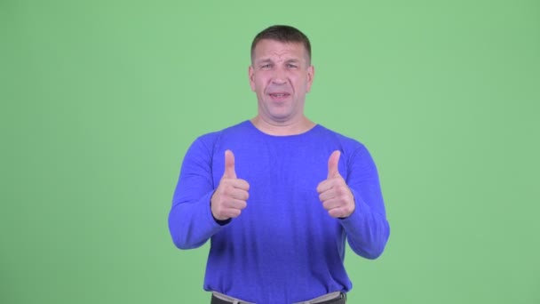 Mutlu maço olgun adam başparmak veren ve heyecanlı görünümlü — Stok video