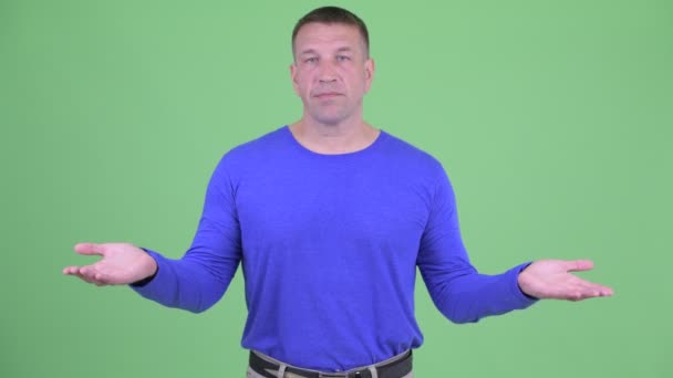 Verwirrter Macho reifer Mann zuckt mit den Schultern — Stockvideo