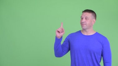 Mutlu maço olgun adam yukarı işaret ederken düşünme