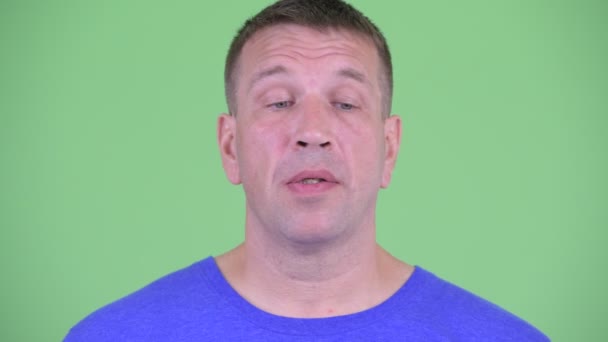 Rosto de homem maduro machista estressado olhando entediado e cansado — Vídeo de Stock
